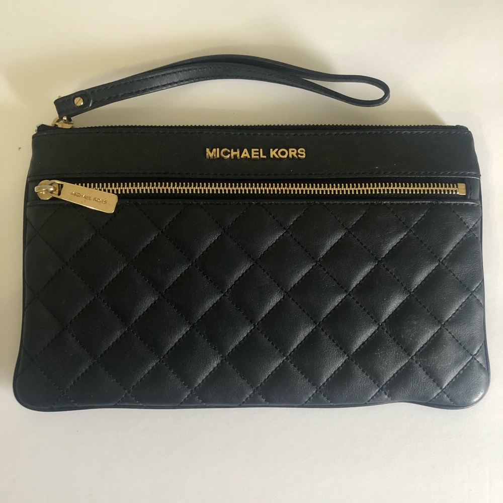 🕶Michael Kors wristlet. Black with gold.